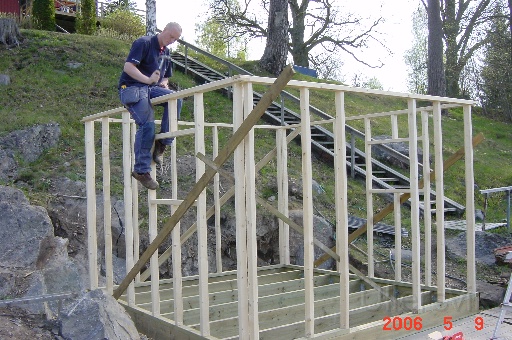 Tommy på vägg.JPG - Spikas överallt....